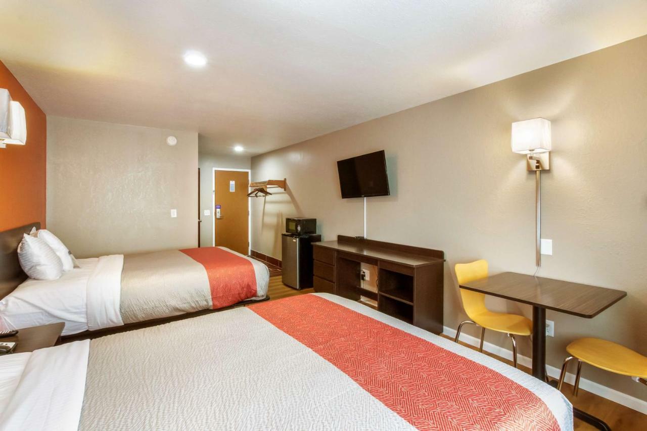 6-rossford, Oh Hotel